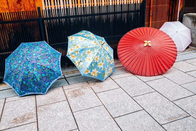 Parapluies colorés à la rue traditionnelle de Gion Japanese à Kyoto, Japon