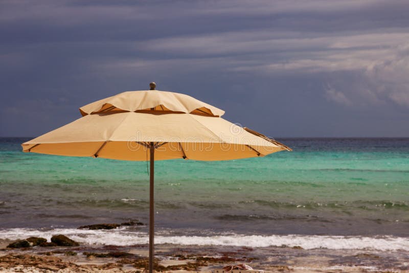 Paraply på den karibiska stranden