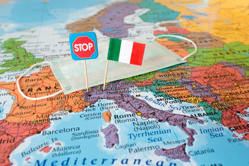 Parar o conceito de propagação da corona imagem bandeira da máscara higiênica itália e parar o sinal no mapa prevenção de doenças