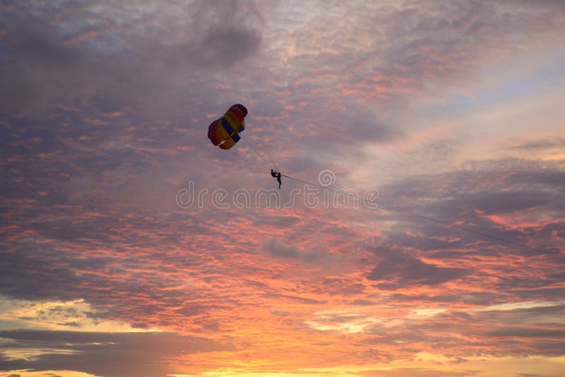Parasailing al tramonto a Phuket, Tailandia fotografie stock Parasailing al tramonto a Phuket, Tailandia fotografie stock