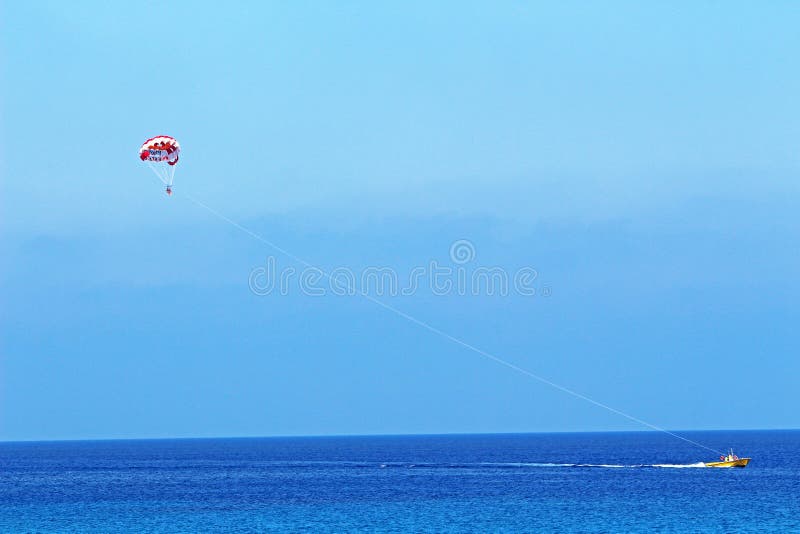 Parasailing bij Konnos-strand in Protaras Cyprus stock fotografie Parasailing bij Konnos-strand in Protaras Cyprus stock fotografie