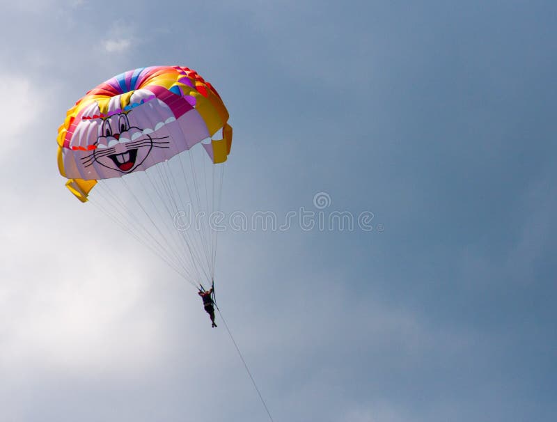 Parasailing de la atracción turística en fondo del cielo nublado fotografía de archivo Parasailing de la atracción turística en fondo del cielo nublado fotografía de archivo