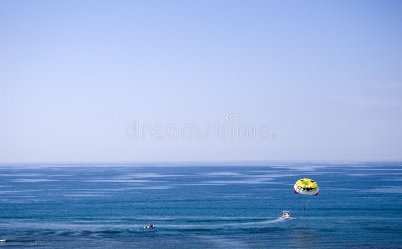 Parasailing är det roligt och aktivt i Turkiet arkivbilder Parasailing är det roligt och aktivt i Turkiet arkivbilder