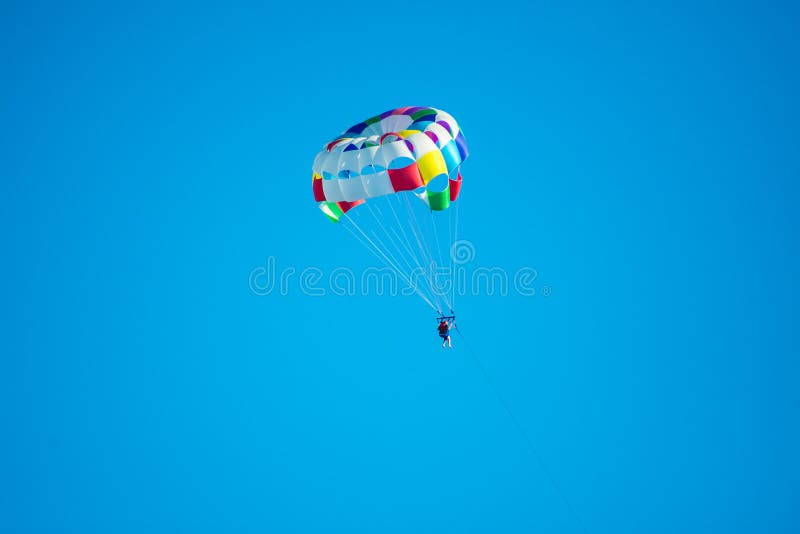 Parasailor auf mehrfarbigem Fallschirmfliegen im blauen klaren Himmel, sonniges Wetter, inspirierend, Sommer, Ferien stockbilder Parasailor auf mehrfarbigem Fallschirmfliegen im blauen klaren Himmel, sonniges Wetter, inspirierend, Sommer, Ferien stockbilder