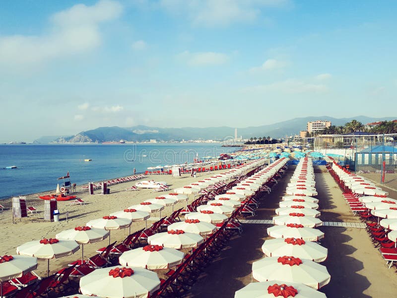 Parasole na plaży w alassio prowinci fotografia stock Parasole na plaży w alassio prowinci fotografia stock
