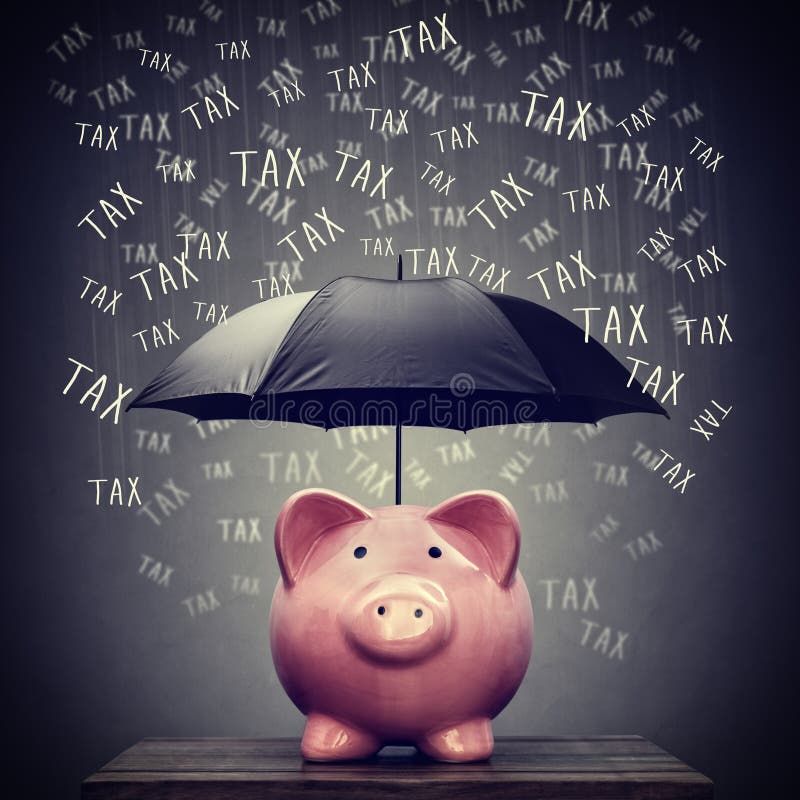 Parasolowi chronienia prosiątka banka savings od podatku obraz stock Parasolowi chronienia prosiątka banka savings od podatku obraz stock