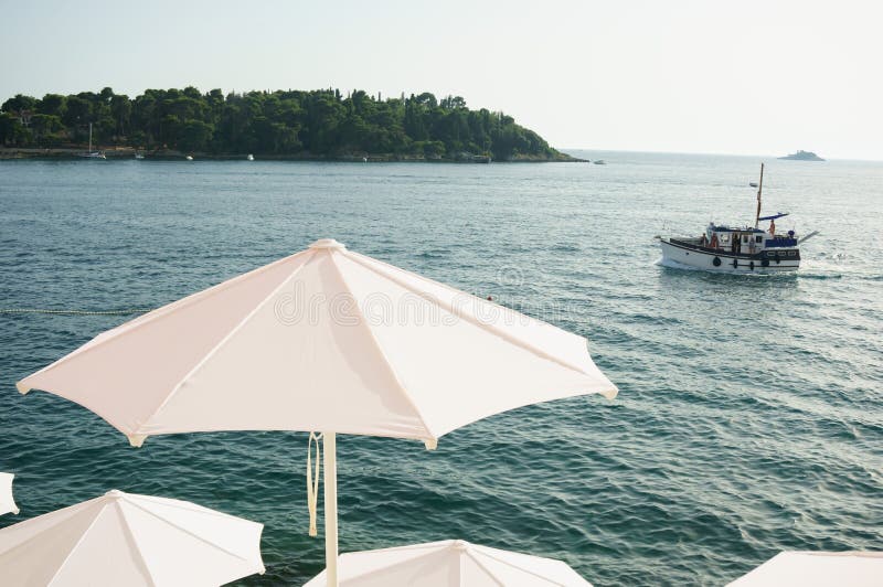 Parasols blancs photographie stock libre de droits Parasols blancs photographie stock libre de droits