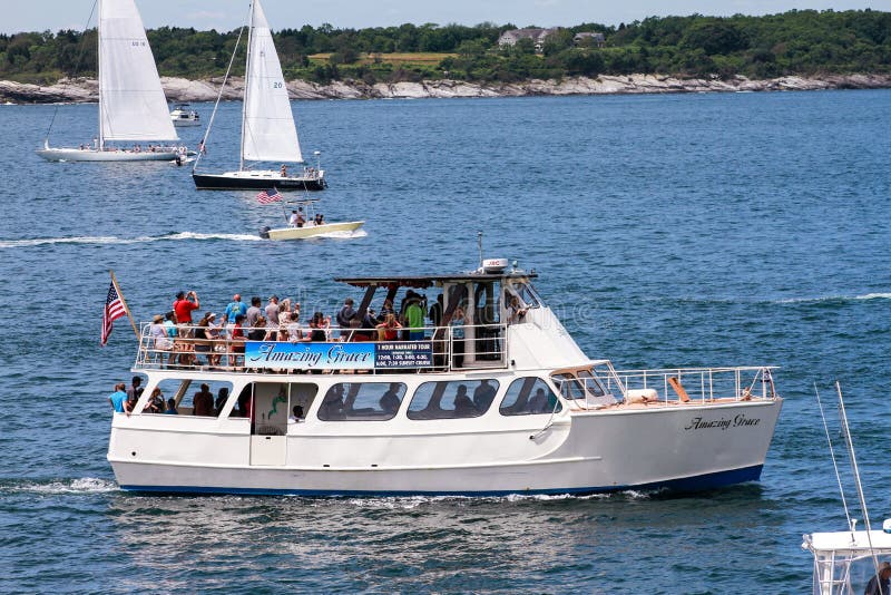 Parata della vela, Newport, RI. Barche di crociera di giorno fuori sulla baia di Narragansett per guardare la parata alta delle navi della vela