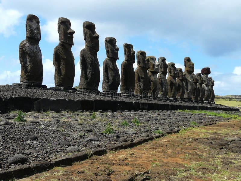 Parata di Moai sull'isola di pasqua, Cile fotografia stock Parata di Moai sull'isola di pasqua, Cile fotografia stock