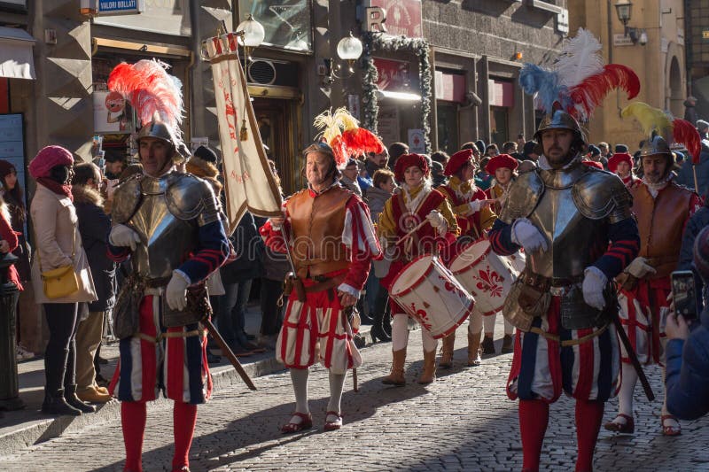 Tradizione Dell Epifania In Italia Parata Di Tradizione Del Festival Medievale Di Befana Di Epifania a