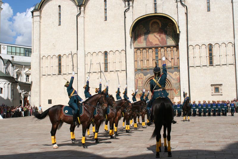 Parata militare davanti alla cattedrale dell'annuncio, Krem immagine stock libera da diritti Parata militare davanti alla cattedrale dell'annuncio, Krem immagine stock libera da diritti