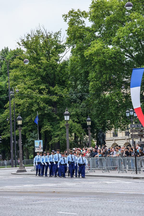 Parata militare della polizia nazionale (sfilata) durante il ceremonial della festa nazionale francese, Cham fotografia stock libera da diritti Parata militare della polizia nazionale (sfilata) durante il ceremonial della festa nazionale francese, Cham fotografia stock libera da diritti