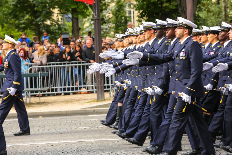 Parata militare (sfilata) durante il ceremonial della festa nazionale francese, viale di Elysee dei campioni fotografie stock Parata militare (sfilata) durante il ceremonial della festa nazionale francese, viale di Elysee dei campioni fotografie stock
