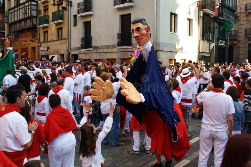 Parata “di Giants e grande teste nel festival di San Fermín a Pamplona, Spagna immagine stock libera da diritti Parata “di Giants e grande teste nel festival di San Fermín a Pamplona, Spagna immagine stock libera da diritti