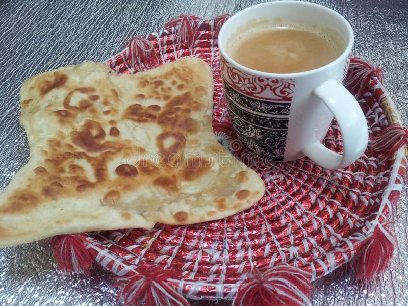Paratha Wazeliniarski chleb z herbacianą filiżanką słuzyć w changair