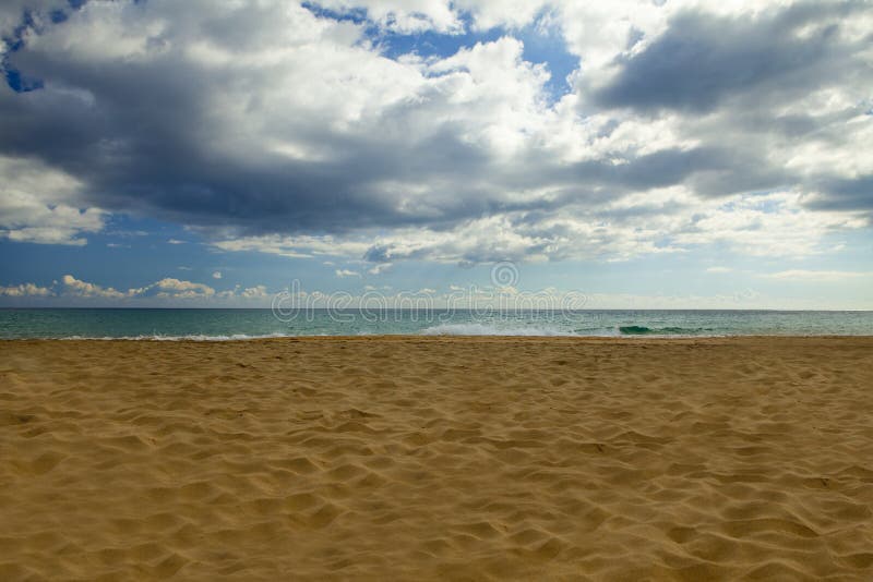 Paraíso exótico, praia paradisíaca ao pôr do sol imagem de stock royalty free