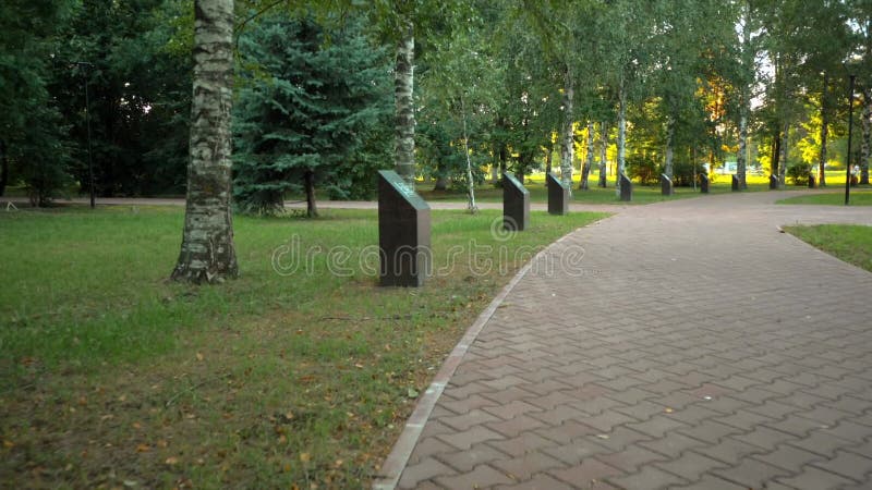 Parc avec des monuments en l'honneur de la victoire dans la grande guerre patriotique