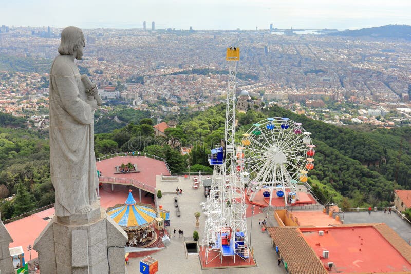 Parc d'attractions de Tibidabo et la ville de Barcelone vue de Sagrat Cor Church, Barcelone, Catalogne, Espagne images stock Parc d'attractions de Tibidabo et la ville de Barcelone vue de Sagrat Cor Church, Barcelone, Catalogne, Espagne images stock