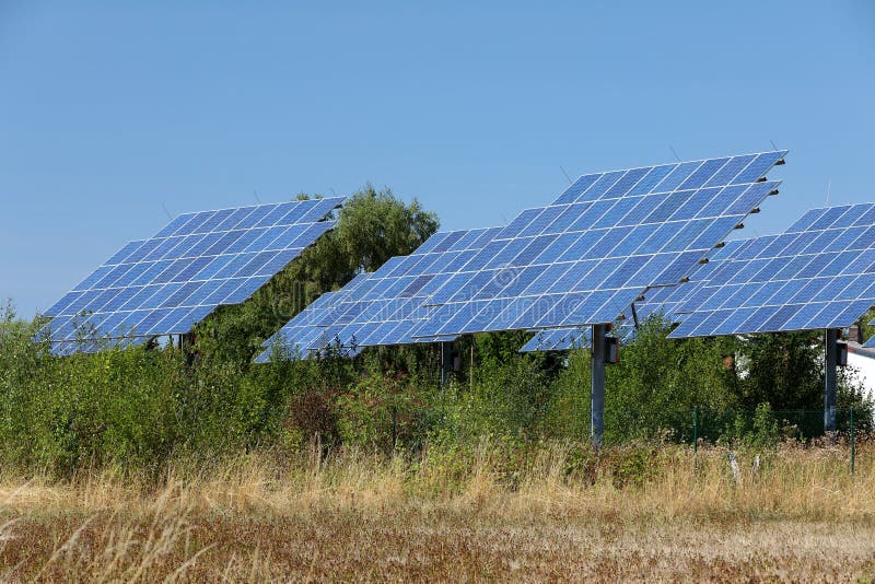 Parc d'énergie d'énergie éolienne et de systèmes solaires photos stock Parc d'énergie d'énergie éolienne et de systèmes solaires photos stock