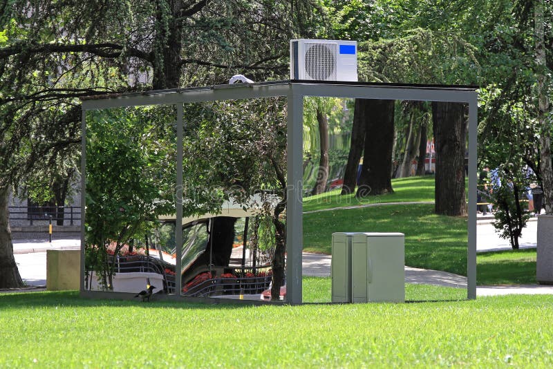 Parc de boîte de miroir. Boîte cachée de cabine derrière des miroirs en parc de ville