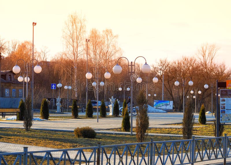Parc de ville au fond de rue d'Alexandrov photographie stock libre de droits Parc de ville au fond de rue d'Alexandrov photographie stock libre de droits