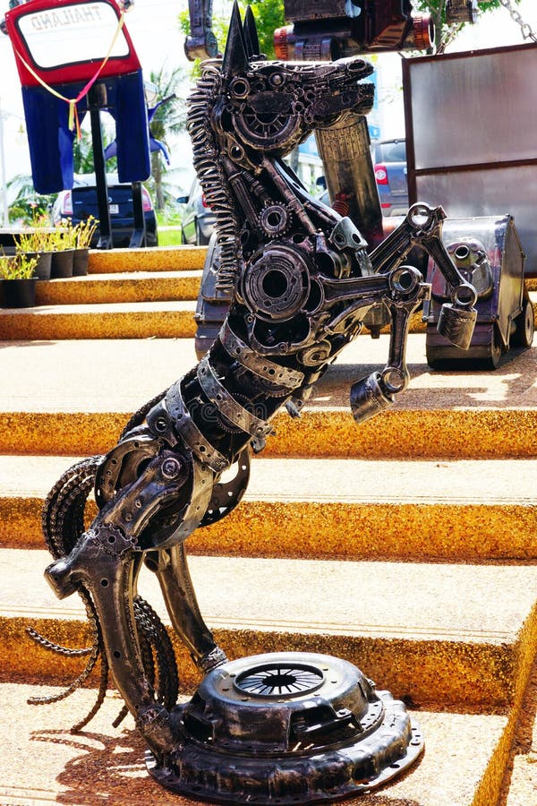 Parc à thème en acier réutilisé de robots en métal au spectacle d'animaux de Hua Hin Tique : cheval de fer s'élevant