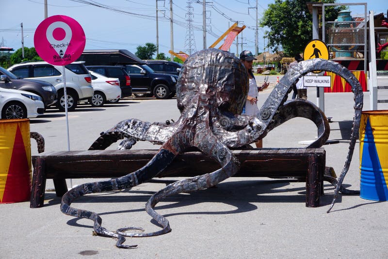 Parc à thème en acier réutilisé de robots en métal au spectacle d'animaux de Hua Hin Tique : géant de calmar de fer