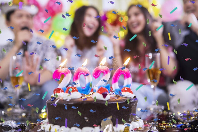Parceiro de aniversário desfocado com bolo fotografia de stock Parceiro de aniversário desfocado com bolo fotografia de stock