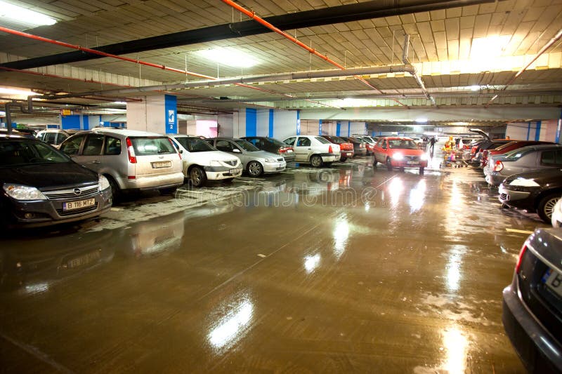 Parcheggio del basamento immagini stock libere da diritti Parcheggio del basamento immagini stock libere da diritti