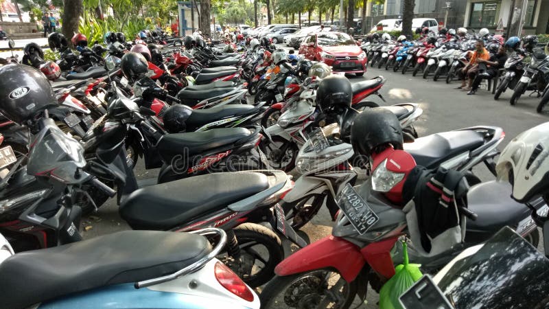 Parcheggio del motociclo nel parco di Bungkul, Soerabaya, East Java, Indonesia immagine stock libera da diritti Parcheggio del motociclo nel parco di Bungkul, Soerabaya, East Java, Indonesia immagine stock libera da diritti