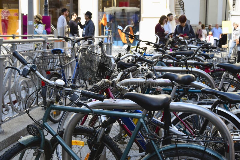 Parcheggio della bicicletta nel centro storico della città Bici sulla via di Vienna Stile di vita urbano attivo immagini stock libere da diritti Parcheggio della bicicletta nel centro storico della città Bici sulla via di Vienna Stile di vita urbano attivo immagini stock libere da diritti