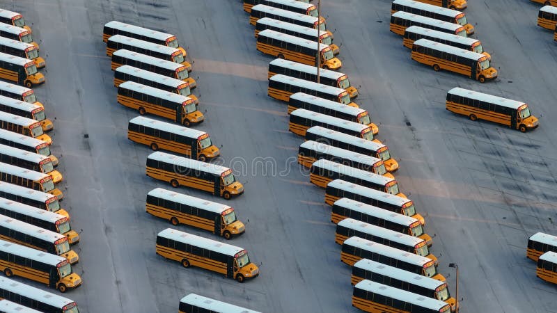 Parcheggio pubblico di autobus con molti autobus gialli parcheggiati in file. trasporto del sistema scolastico americano