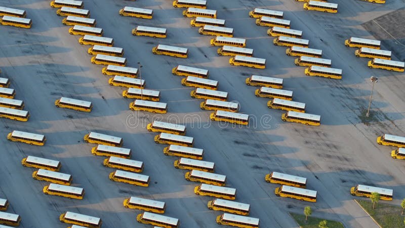 Parcheggio pubblico di autobus con molti autobus gialli parcheggiati in file. trasporto del sistema scolastico americano