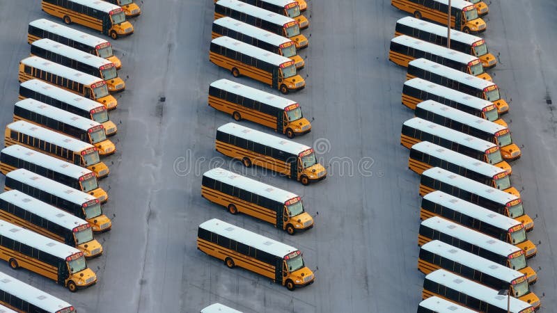 Parcheggio pubblico di autobus con molti autobus gialli parcheggiati in file. trasporto del sistema scolastico americano
