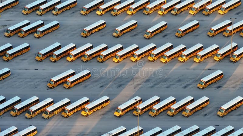 Parcheggio pubblico di autobus con molti autobus gialli parcheggiati in file. trasporto del sistema scolastico americano