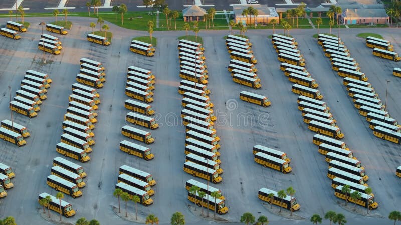 Parcheggio pubblico di autobus con molti autobus gialli parcheggiati in file. trasporto del sistema scolastico americano