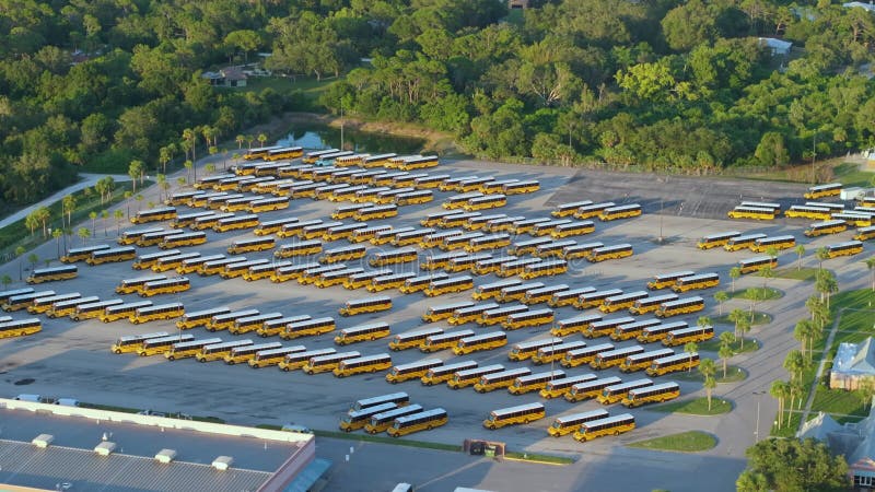 Parcheggio pubblico di autobus con molti autobus gialli parcheggiati in file. trasporto del sistema scolastico americano