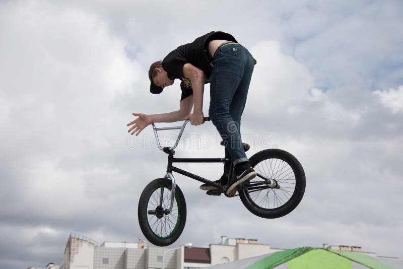 Parco centrale Ciclismo estremo Un uomo in bici da sport fa un salto pericoloso fotografie stock Parco centrale Ciclismo estremo Un uomo in bici da sport fa un salto pericoloso fotografie stock