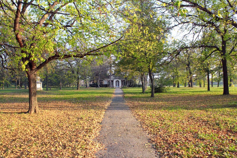 Parco con il percorso e la casa fotografia stock