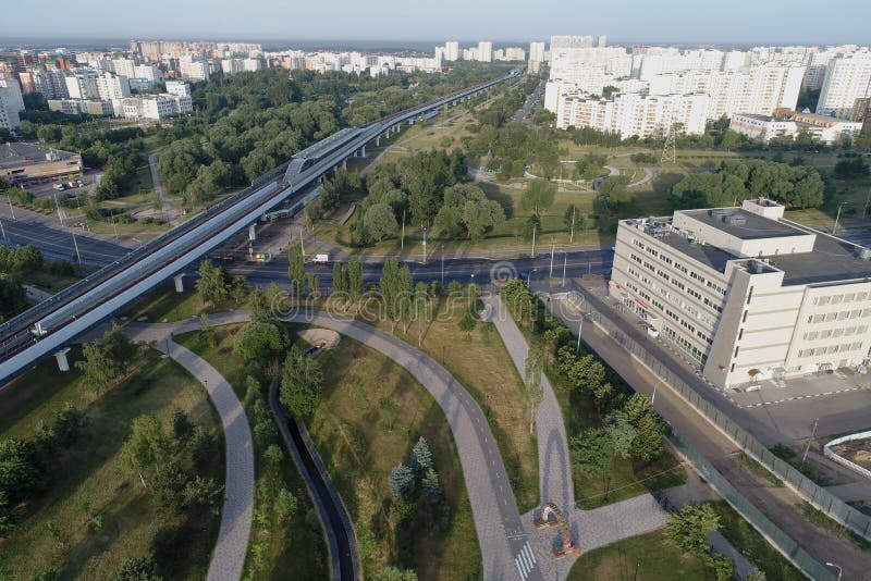 Parco dalla vista degli uccelli, Mosca, Russia della stazione della metropolitana Ulitsa Gorchakova e di Butovo immagini stock libere da diritti Parco dalla vista degli uccelli, Mosca, Russia della stazione della metropolitana Ulitsa Gorchakova e di Butovo immagini stock libere da diritti