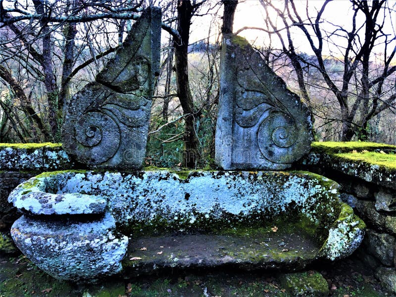 Parco dei mostri, boschetto sacro, giardino di Bomarzo Vasca antica e d'annata, decorazione ed alchemia fotografie stock Parco dei mostri, boschetto sacro, giardino di Bomarzo Vasca antica e d'annata, decorazione ed alchemia fotografie stock