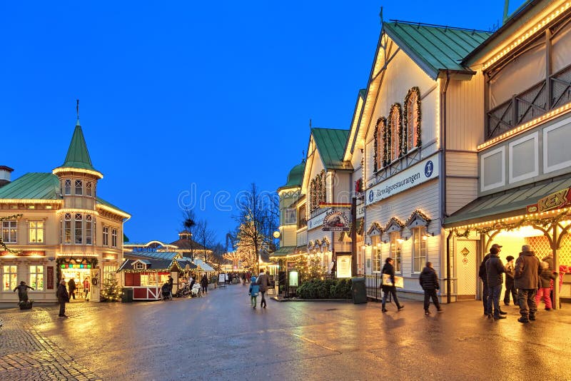 Parco di divertimenti di Liseberg con la decorazione di Natale a Gothenburg fotografie stock Parco di divertimenti di Liseberg con la decorazione di Natale a Gothenburg fotografie stock