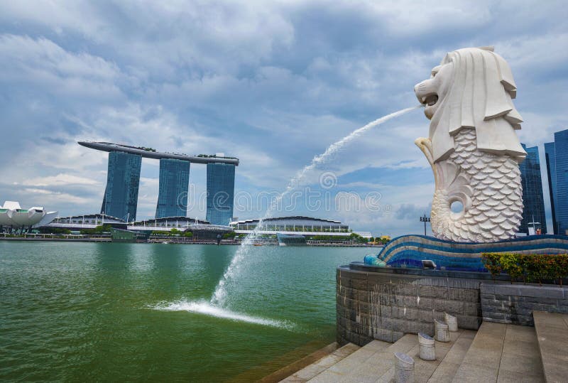 Parco di Merlion a Singapore con il fondo della baia del porticciolo fotografie stock