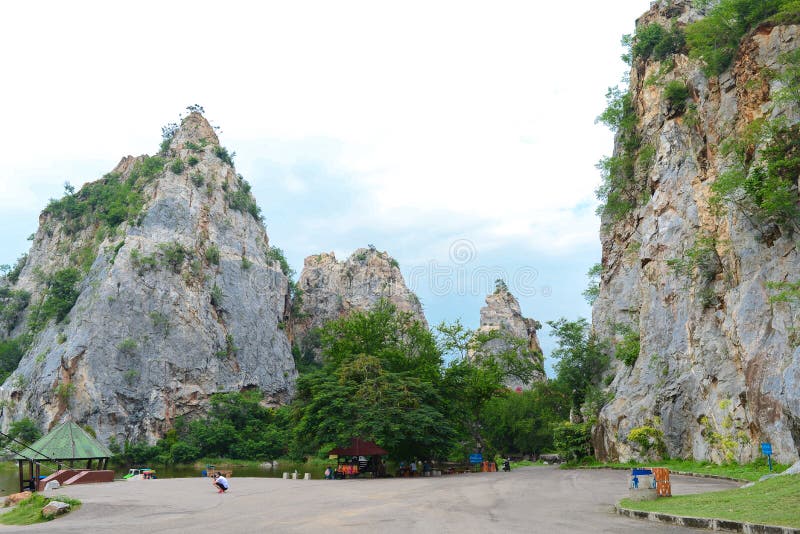 Parco di pietra di Khao Ngu in Ratchaburi, Tailandia fotografia stock libera da diritti Parco di pietra di Khao Ngu in Ratchaburi, Tailandia fotografia stock libera da diritti