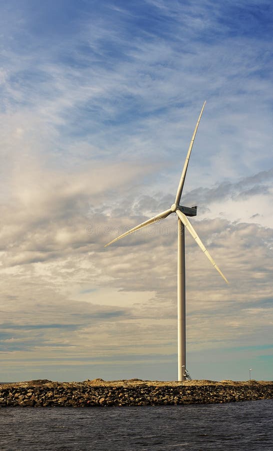 Parco eolico alto bianco sui precedenti del cielo vicino al mare Bothnia del nord immagine stock libera da diritti Parco eolico alto bianco sui precedenti del cielo vicino al mare Bothnia del nord immagine stock libera da diritti