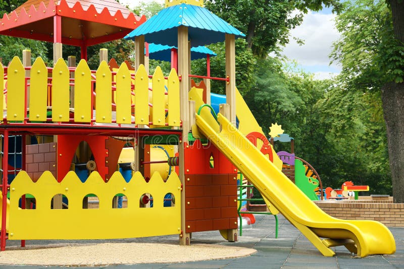Parco giochi di un castello di nuova colorazione con immagini di bambini immagini stock