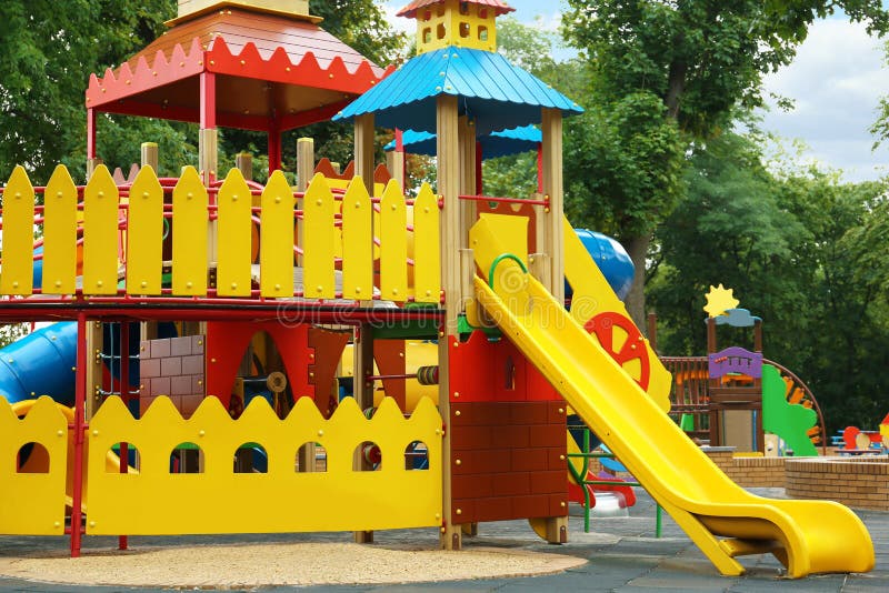 Parco giochi di un castello di nuova colorazione con immagini di bambini fotografie stock