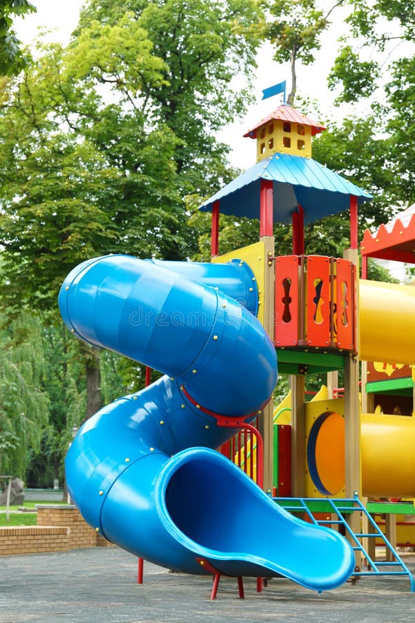 Parco giochi di un castello di nuova colorazione con immagini di bambini fotografia stock libera da diritti