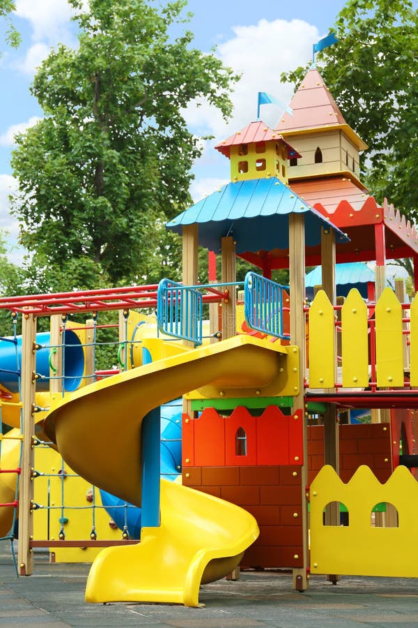 Parco giochi di un castello di nuova colorazione con immagini di bambini immagini stock