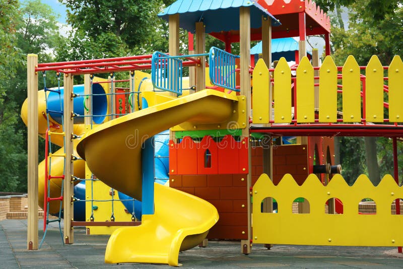 Parco giochi di un castello di nuova colorazione con immagini di bambini fotografia stock libera da diritti